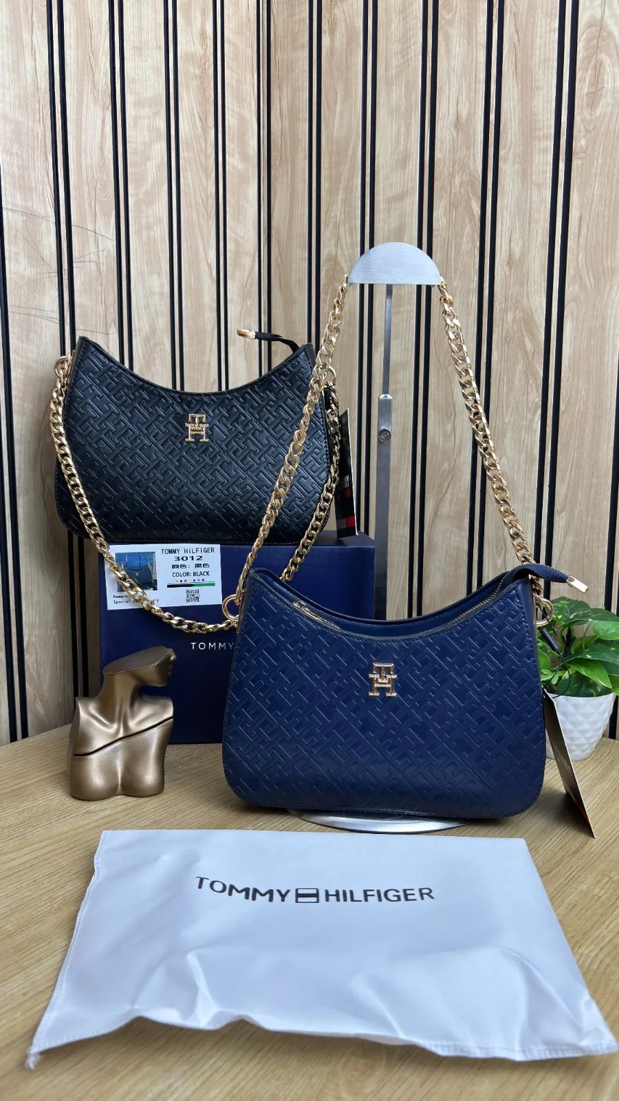TOMMY HILFIGER HOBO BAG