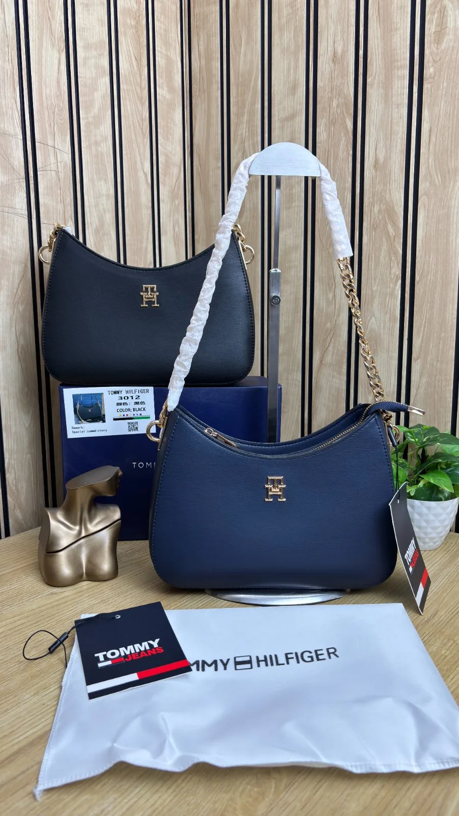 TOMMY HILFIGER HOBO BAG
