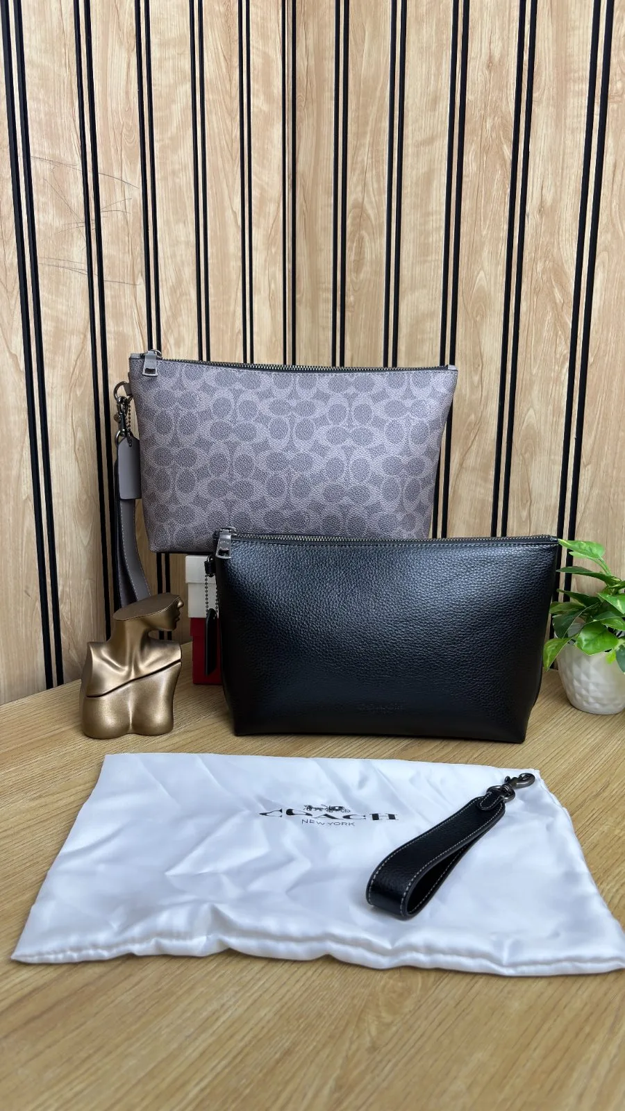 COACH POUCH IN SIGNATURE CANVAS