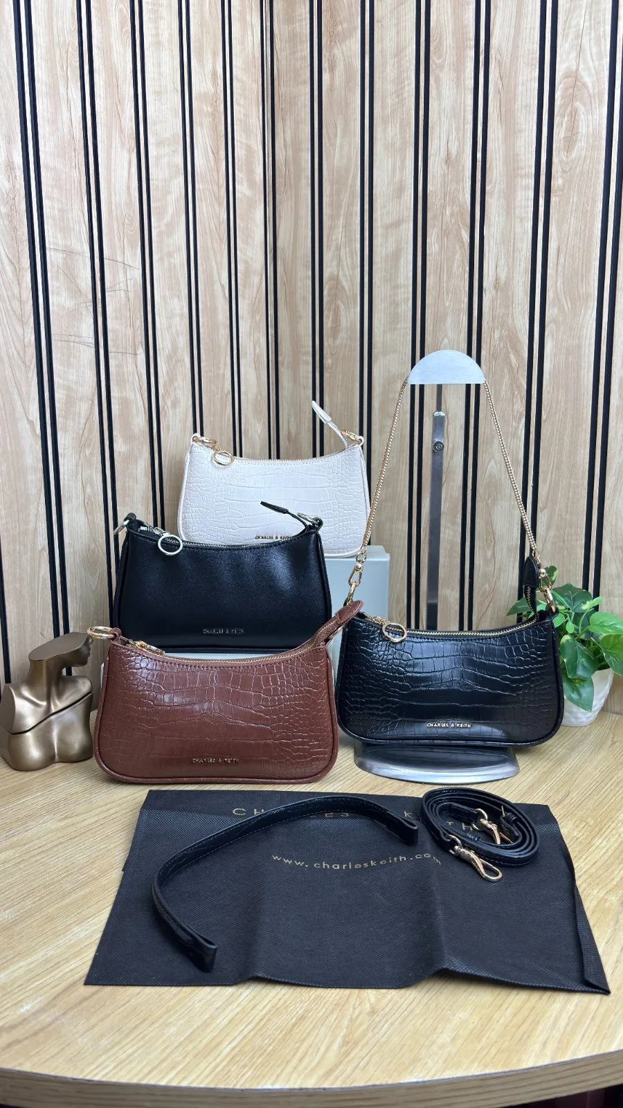 CHARLES AND KEITH ELSEPETH CROC-EFFECT CHAIN-LINK SHOULDER BAG